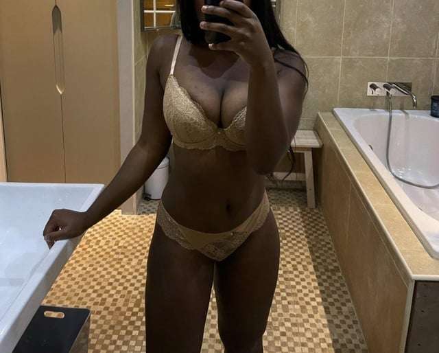 Do you find English black girls hot? /u/YourAfricanDel1ght Girl, yourafricandelight Onlyfans petites