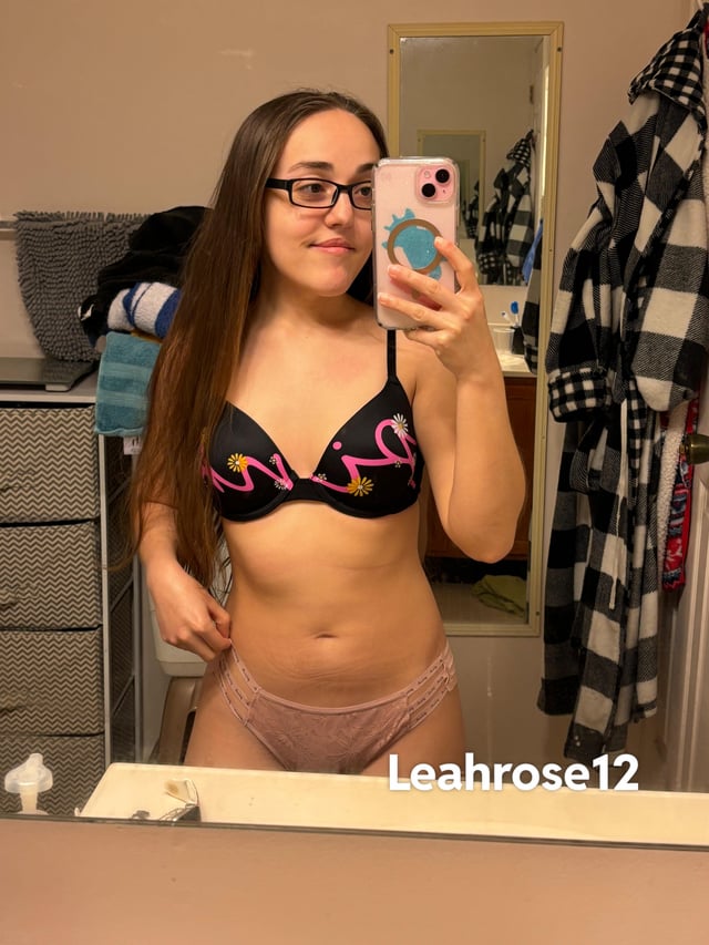 4’8 petite smash or pass? 🖤 Girl, onlyfans Onlyfans petites