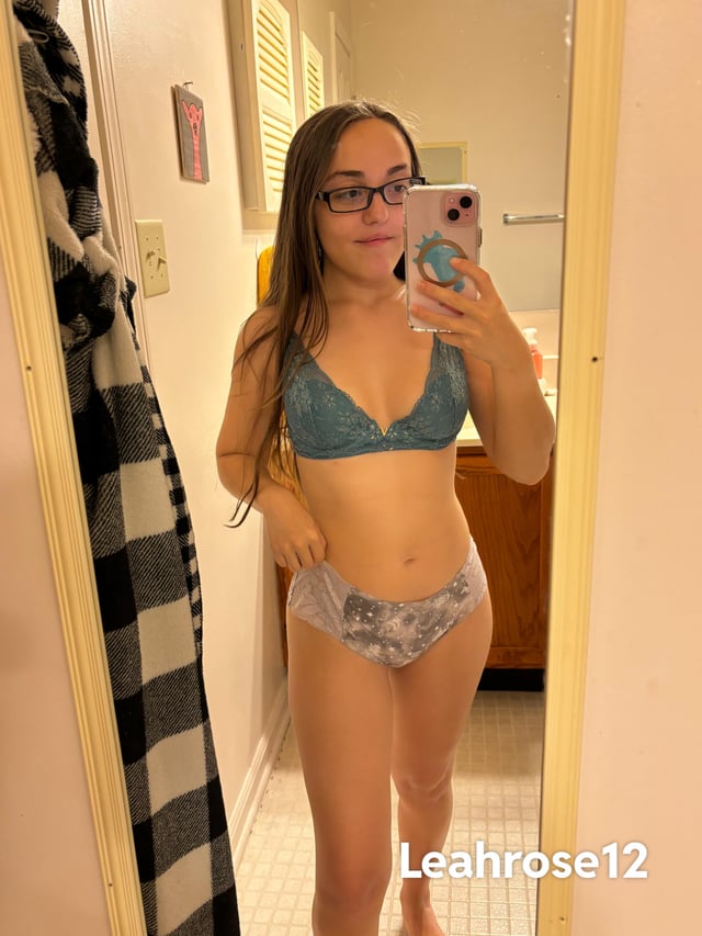 4’8 petite smash or pass? 💙 Girl, onlyfans Onlyfans petite