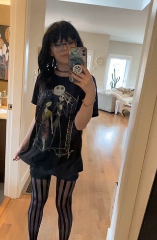 In case you ever wondered what the cute little goth nerd next door looks like naked 😋 Girl, onlyfans Onlyfans petites